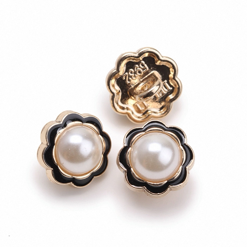 小香风金属珍珠扣